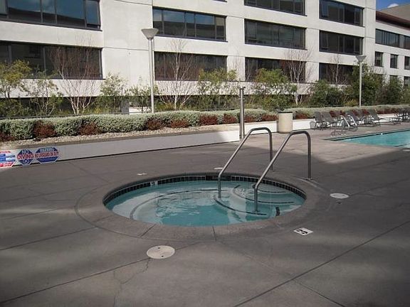 5th image of 250 King St Unit 658