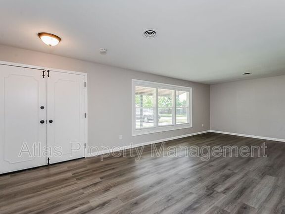 4th image of 9431 Crestwood Manor Dr
