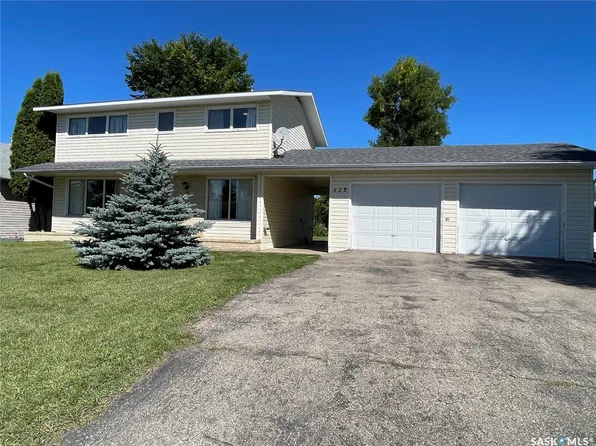 628 1st Street NE, Preeceville, SK S0A 3B0