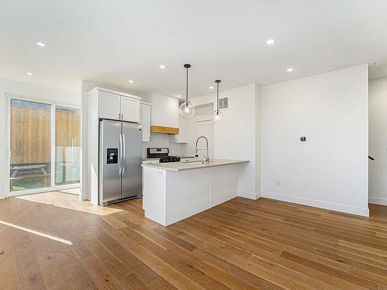 1331 Newton St — Photo 2