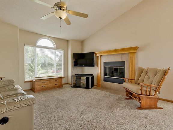 2nd image of 707 S Westview Cir