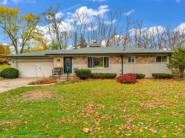 22433 Brookdale St, Farmington, MI 48336