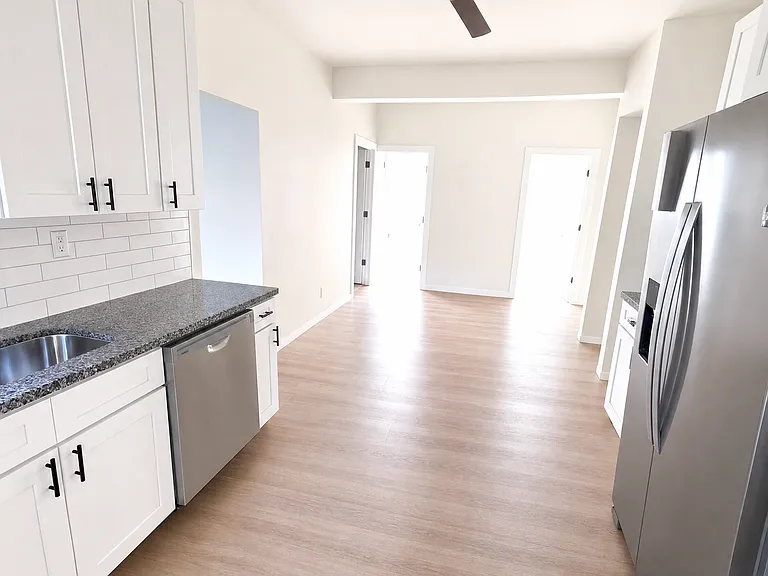 407 E Carson St — Photo 9