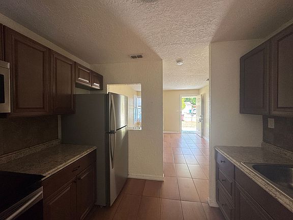 5th image of 636 Columbia St