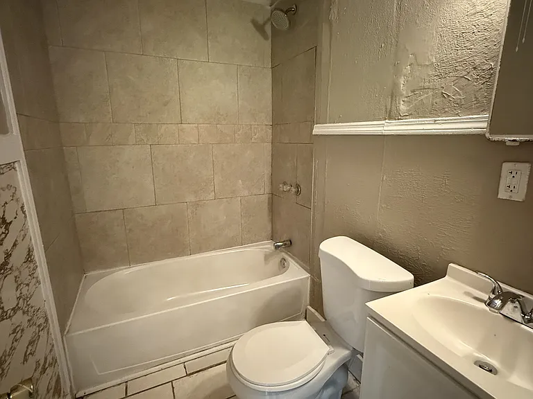 5220 Court Q — Photo 7