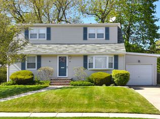 45 Plainfield Rd, Albertson, NY 11507