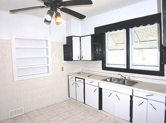 3rd image of 5400 W Parker Ave