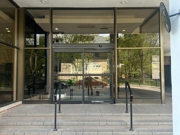 2nd image of 6171 N Sheridan Rd APT 2108