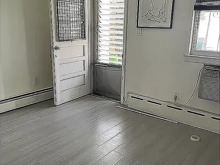25-40 14th Pl #2B — Photo 3