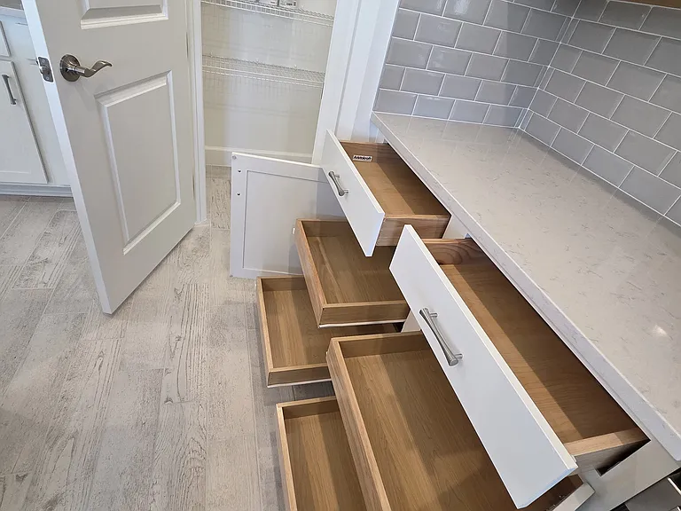 Pull-out drawers in all lower cabinets. Soft closure, quiet operation.