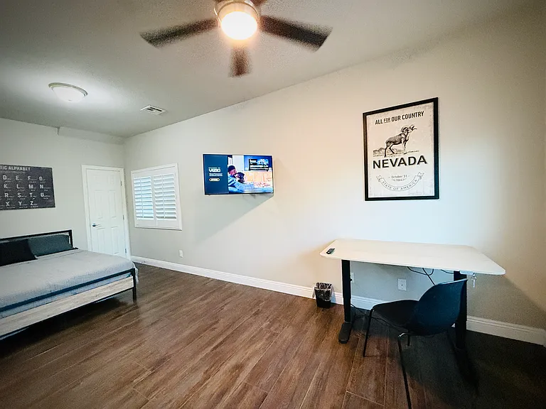 2nd floor Jr Suite. 20x10' bedroom with queen bed, new memory foam mattress, adjustable height desk, and TV
*TV mounted and can angle toward bed or desk.