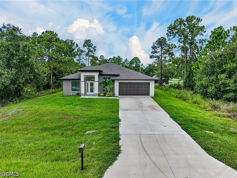 738 Sunrise Blvd — Photo 1