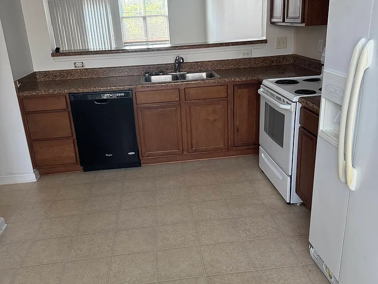 712 Blossom Grove Dr — Photo 2