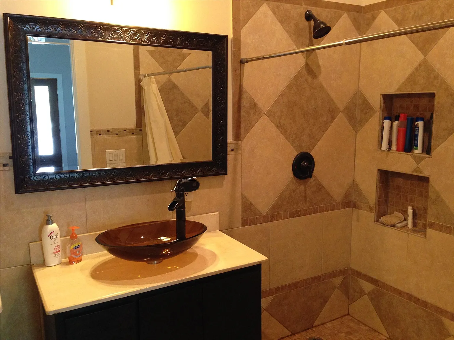 2 bed, 1.0 bath, 824 sqft, $2,250 — Photo 2