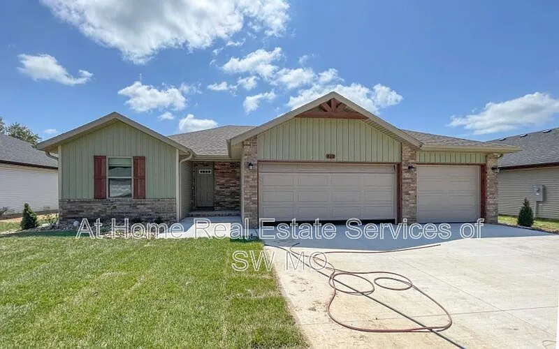 3 bed, 2.0 bath, 1440 sqft, $1,825 — Photo 1