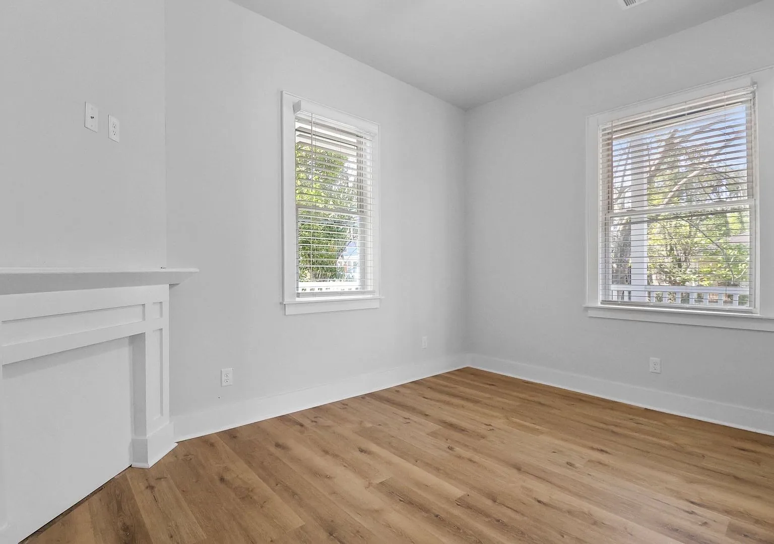Spacious 3BR/2BA Home on West Victory Drive — Photo 3