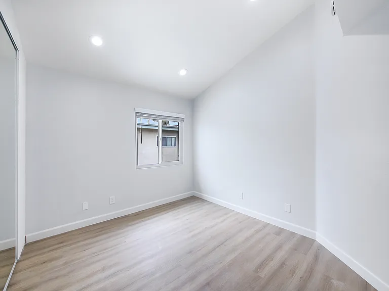 2400 W Commonwealth Ave #C — Photo 16