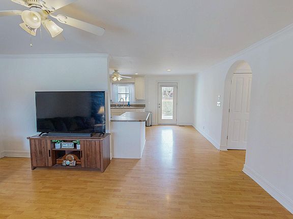 4th image of 220 Bacon Rd