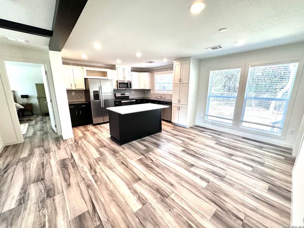 882 Spur Rd, Lakehills, TX 78063