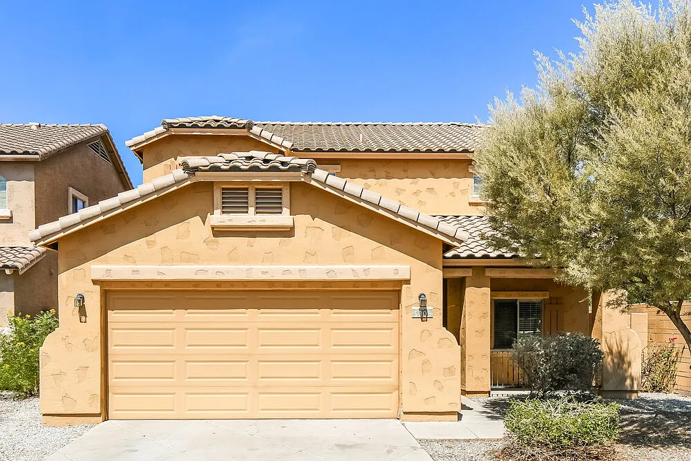 4 bed, 3.0 bath, 2368 sqft, $2,350 — Photo 1