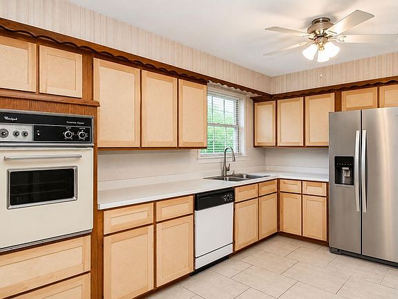 4th image of 1721 Crest Hill Dr