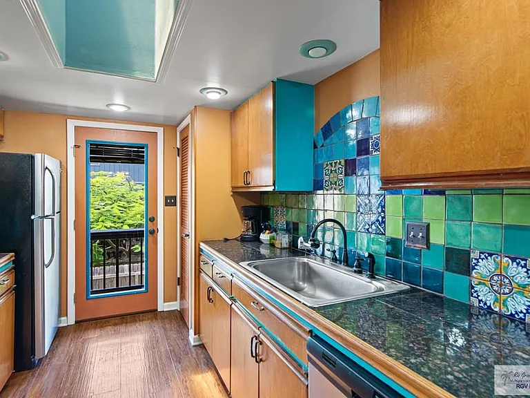 114 E Dolphin St #A — Photo 10