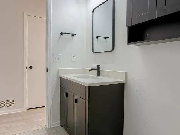 240 N 1st St #11 — Photo 11