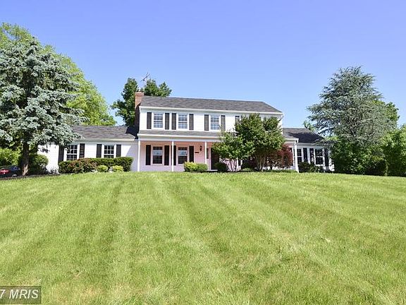 EXPANSIVE FRONT LAWN
