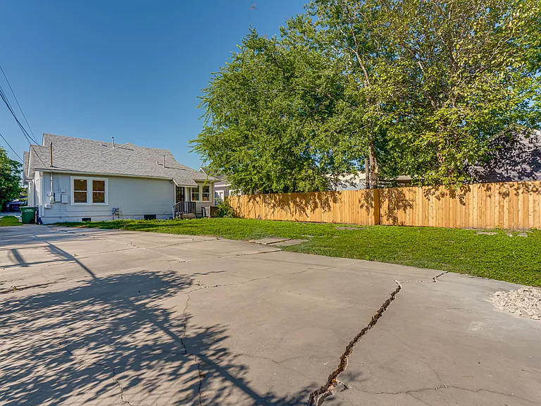 2035 W Summit Ave — Photo 36