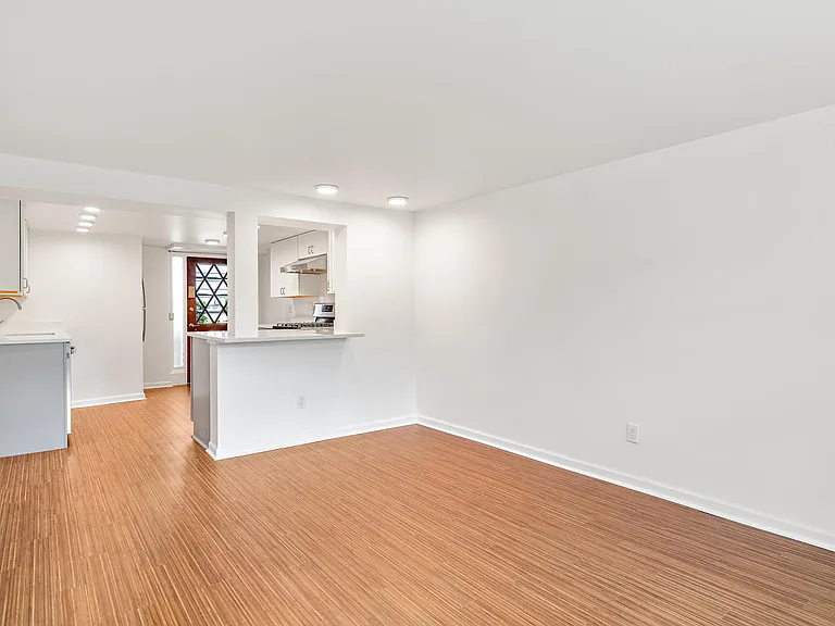 2203 Nob Hill Ave N #1 — Photo 4