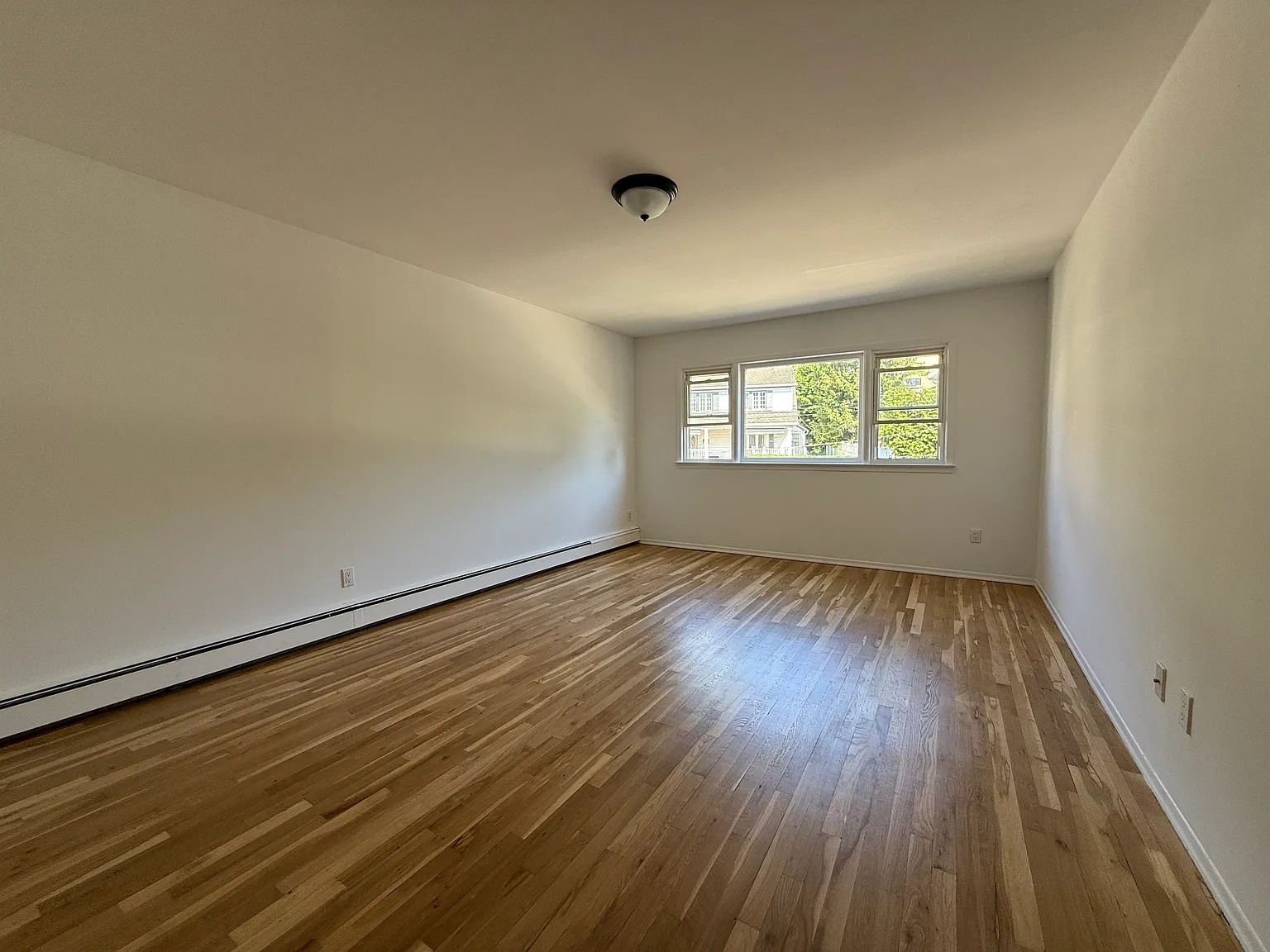 3 bed, 1.5 bath, 1373 sqft, $3,800 — Photo 2