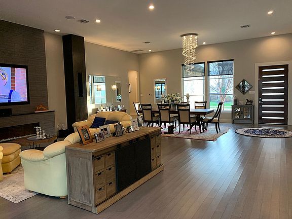 3rd image of 904 Lake Carillon Ln