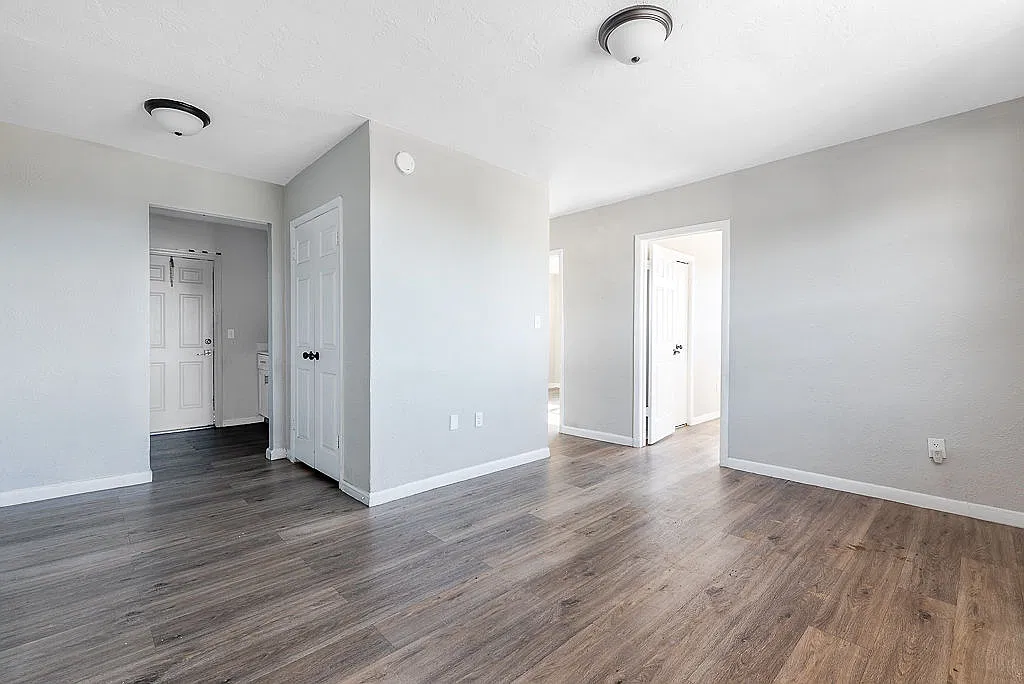 612 SW 6th St — Photo 3
