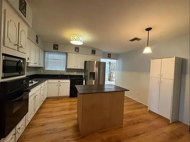 3 bed, 2.0 bath, 1810 sqft, $2,800 — Photo 2