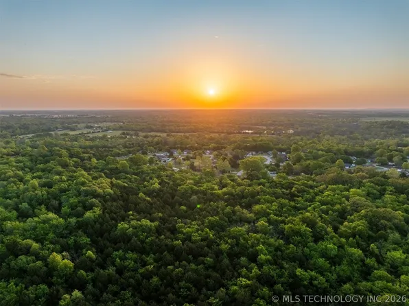 888 Timbercrest Ave, Okmulgee, OK 74447