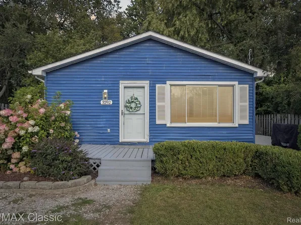 3292 Highland Blvd, Highland, MI 48356