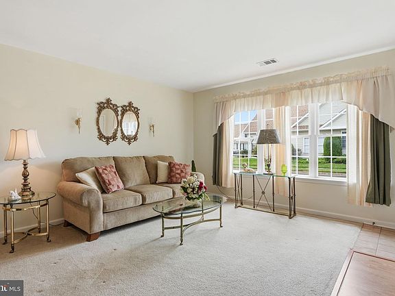 3rd image of 22 Avenrowe Ct