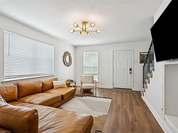 3rd image of 531-33 Papworth Ave