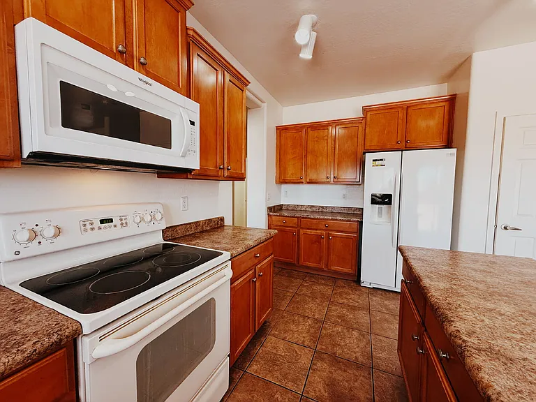 906 S 118th Ln — Photo 9