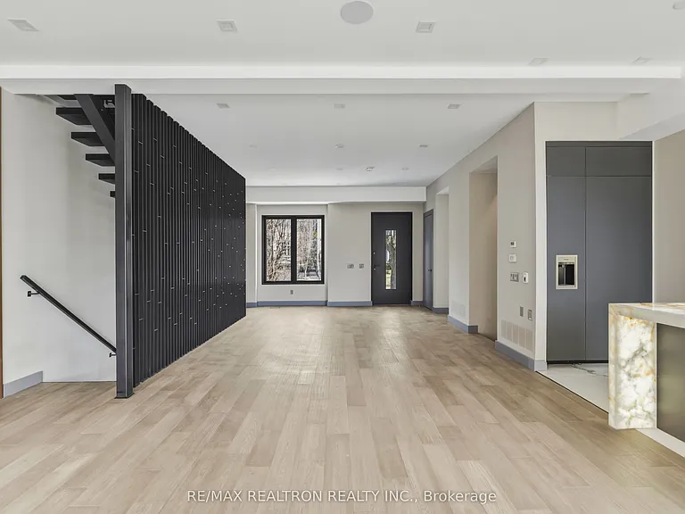 1002 Spadina Rd — Photo 2