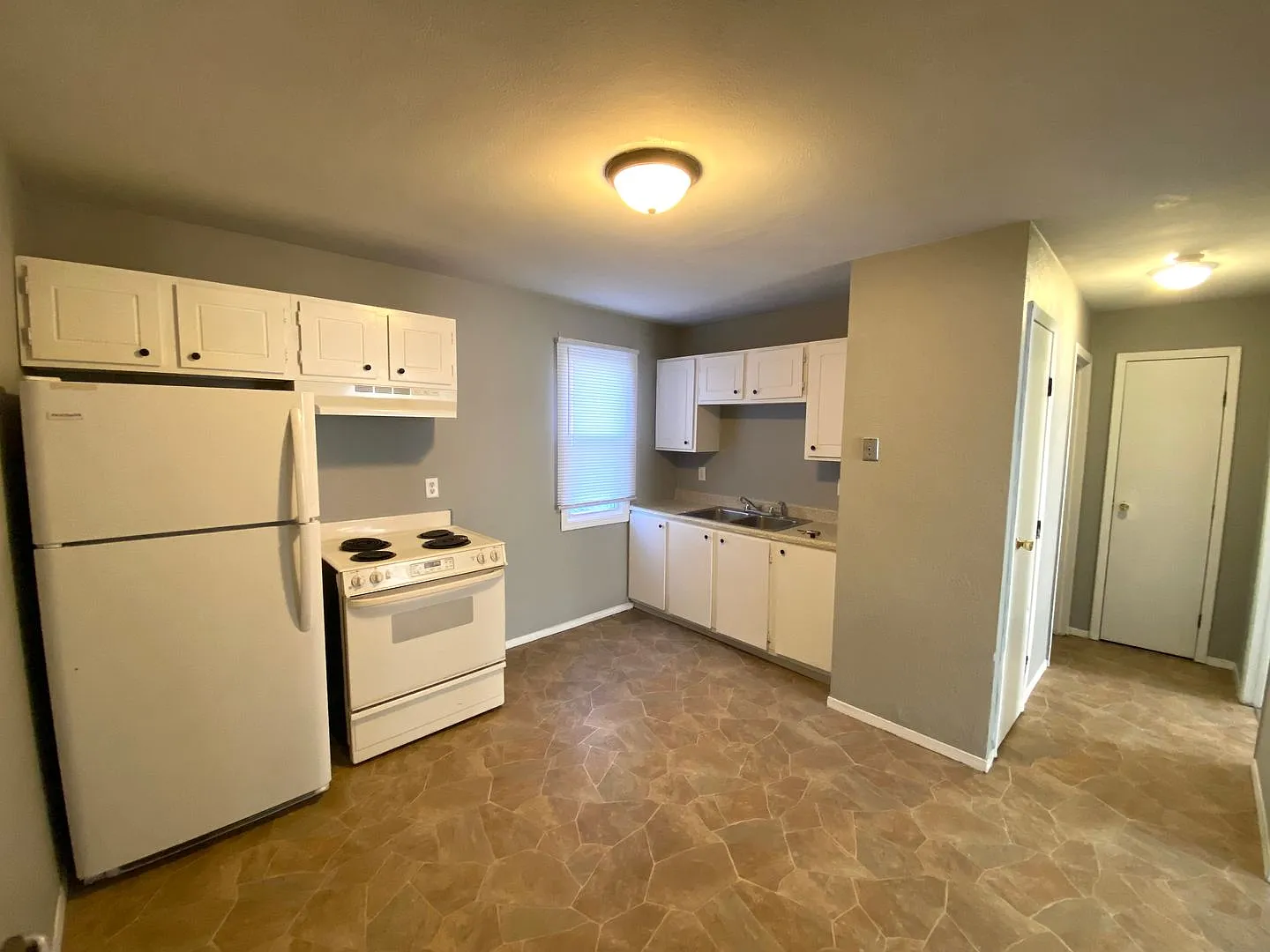 Pekin Place Apartments — Photo 3