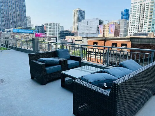 600 N Dearborn St #13 — Photo 17