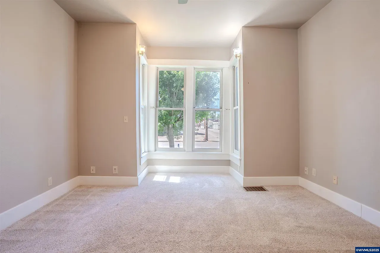 323 Calapooia St SW — Photo 4