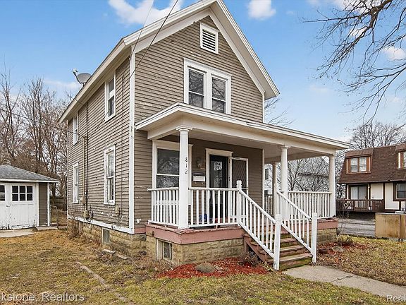 2nd image of 812 Bacon St