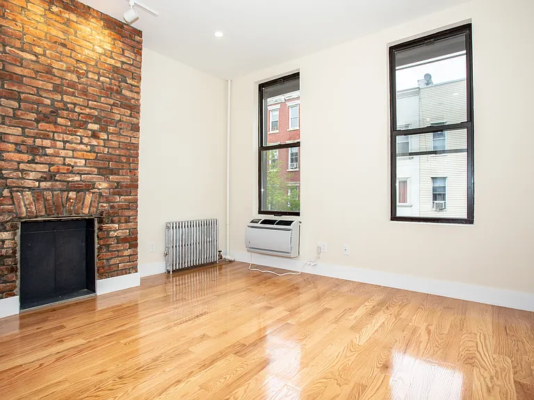 67 Diamond St #2R — Photo 2
