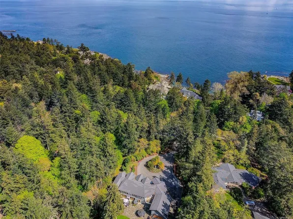 2615 Queenswood Dr, Saanich, BC V8N 1X6