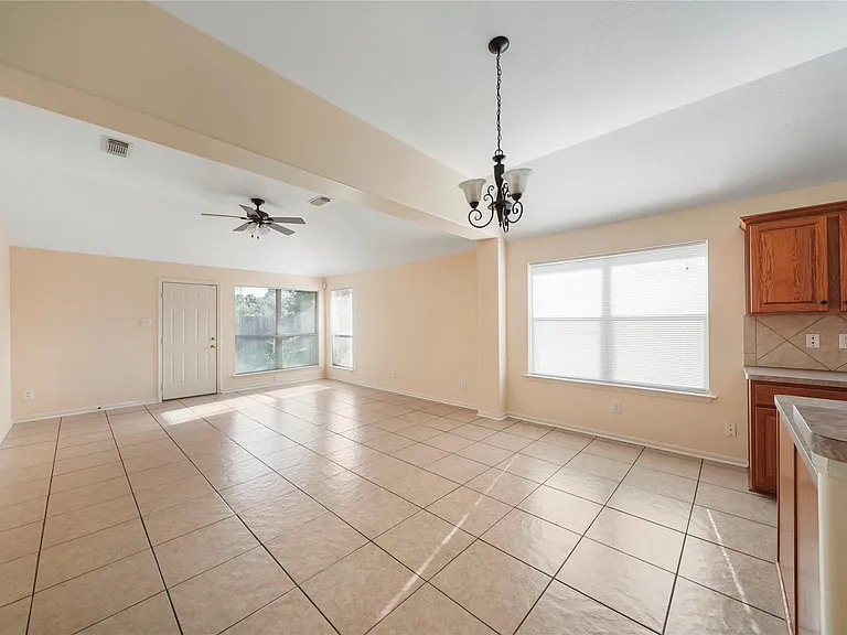 20410 Pomegranate Ln — Photo 6