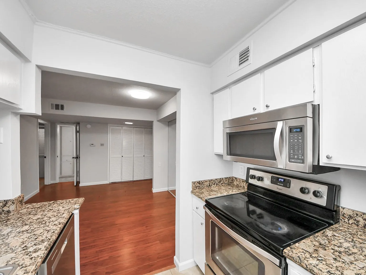1 bed, 1.0 bath, 936 sqft, $1,300 — Photo 4