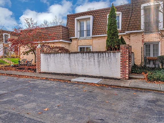 2nd image of 2863 S Chateau Cres