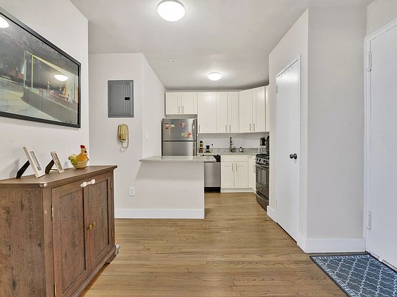 4th image of 31-85 Crescent St #609